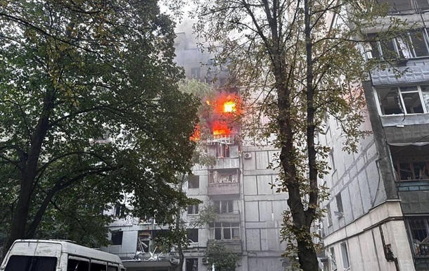 Момент прилета ракеты в Днепре попал на видео