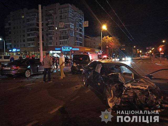 В Виннице водитель на скорости снес людей, которые толкали авто