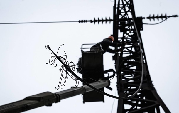 В Украине отключения из-за обстрелов и непогоды