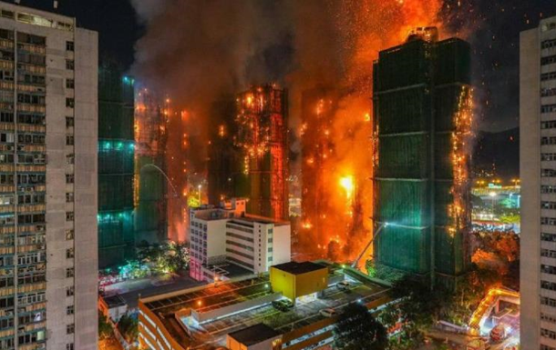 В Гонконге горят несколько небоскребов, 13 погибших