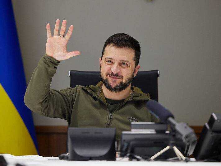 Зеленський подякував Байдену за "чудовий подарунок до Дня захисників і захисниць"
