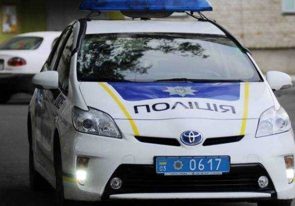 В Ровно 12-летняя девочка пробежалась по авто патрульных