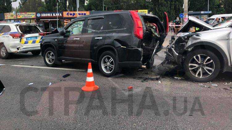 На Окружной в Киеве - масштабное ДТП. Разбили полицейское авто.