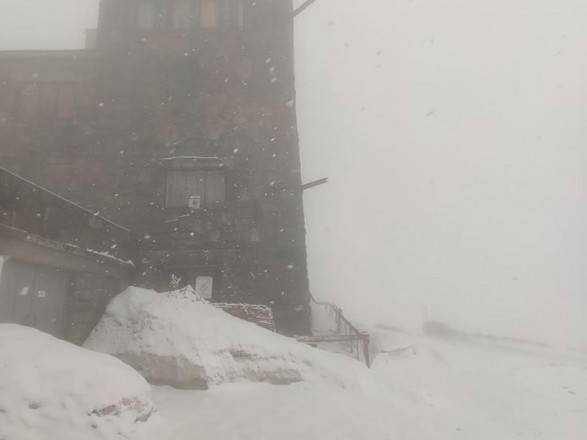 Карпатское высокогорье за неделю до лета засыпало снегом