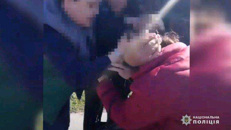 В Чигирине хозяйка магазина набросилась на проверяющую соблюдение карантина.