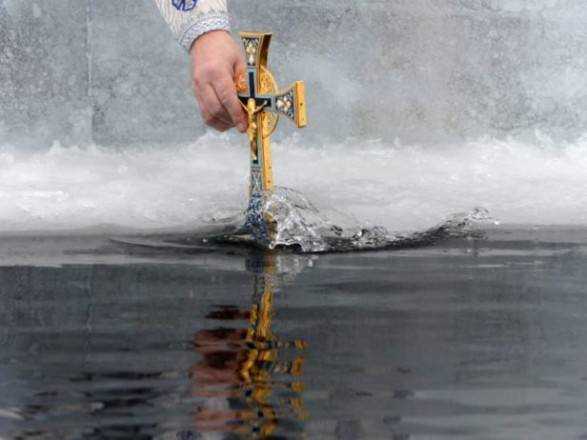 Мокрий сніг і до 9° морозу: синоптики дали прогноз на Водохреще