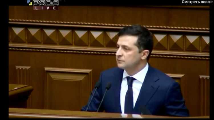 "Календарь. Пусть поймут, что уже весна". Зеленский под смех Порошенко рассказал о подарках для силовиков