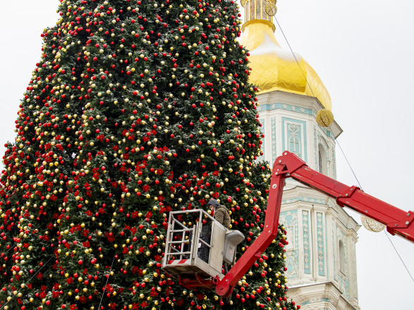 "Что там с елкой?": В КГГА ждут решения сил обороны, несмотря на заявления Yasno