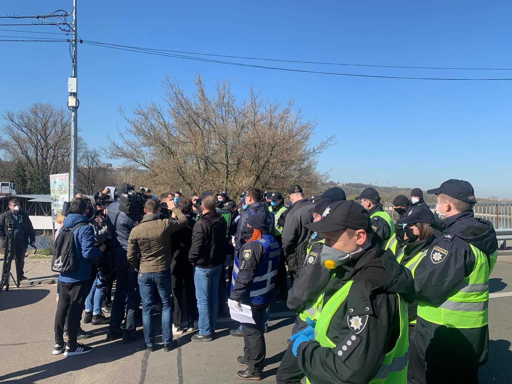 Группа людей пытается прорваться в киевский Гидропарк, несмотря на карантин. Полиция их "запаковала"