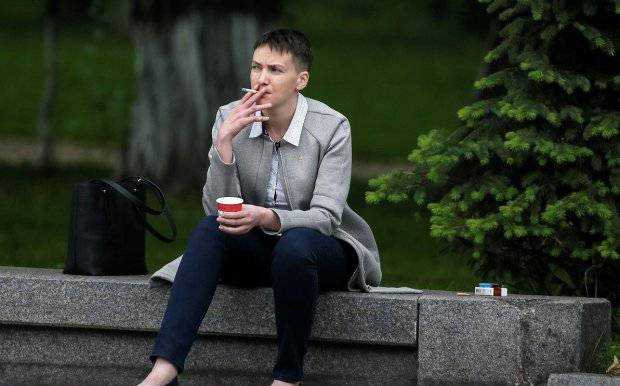 Розовая стена, розовая рубашка, розовая подушка: Надя Савченко показала квартиру, в которой живет