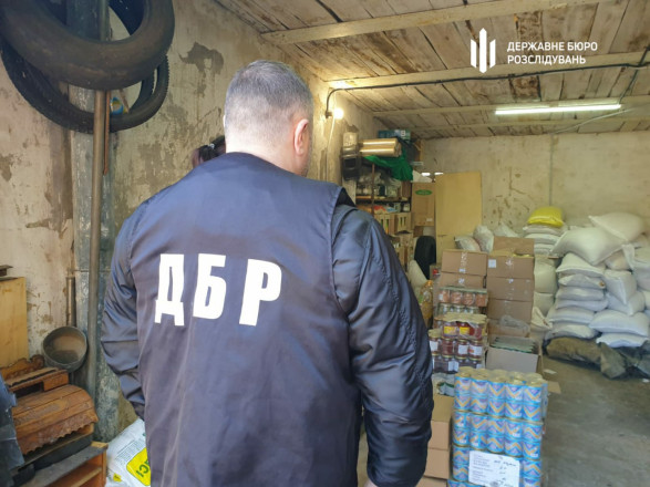 Масштабная схема на продуктах для военных: дельцы обустроили склад с ворованной сгущенкой, консервами и тушенкой