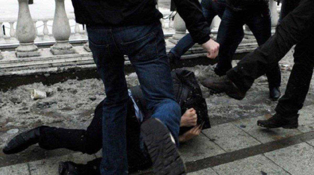 В Польше жестоко избили и унизили украинца: прохожие не обращали внимания