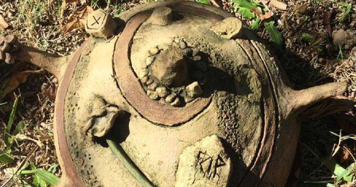 Ужасающая находка на усадьбе: во дворе дома нашли урну с прахом