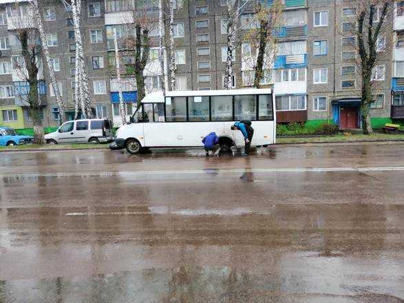 В Житомире у маршрутки на ходу оторвалось два колеса