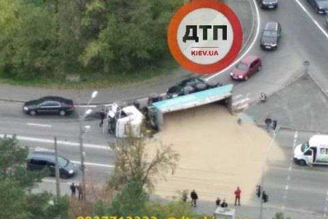 В Киеве на повороте перевернулся самосвал