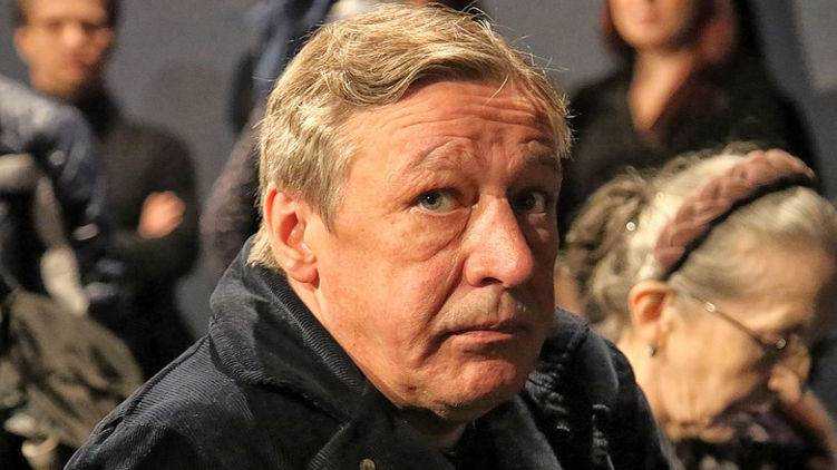 Ефремов сел за руль и влетел в ДТП из-за звонка друга из Украины