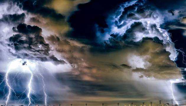 Украинцев предупредили о грозах и граде