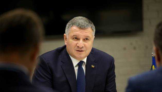 Аваков: МВД больше не даст согласия ни на один авиационный чартер