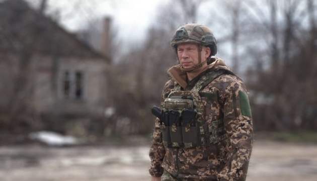 Сырский посетил Бахмутское направление и заявил, что ВСУ держат окраины города