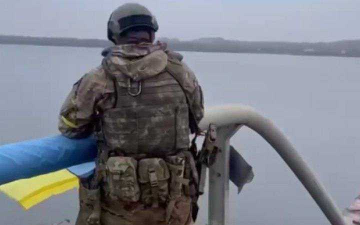 Прапор України підняли на Антонівському мосту