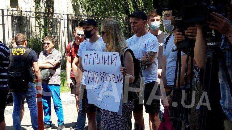 Стерненко под песню "Мусора должны сосать х*й" прибыл к СБУ, где ему вручат подозрение в убийстве