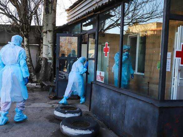 Пандемия коронавируса: из-за контакта с больным в Кривом Роге - изолируют более 100 человек, среди них медики