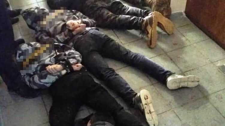 В Жмеринке радикалы устроили побоище в горсовете, их отгоняли водометом