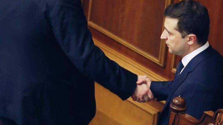 "Спасибо, что уже весна, а я еще тут". Сеть обсуждает рукопожатие Зеленского и Порошенко в Раде