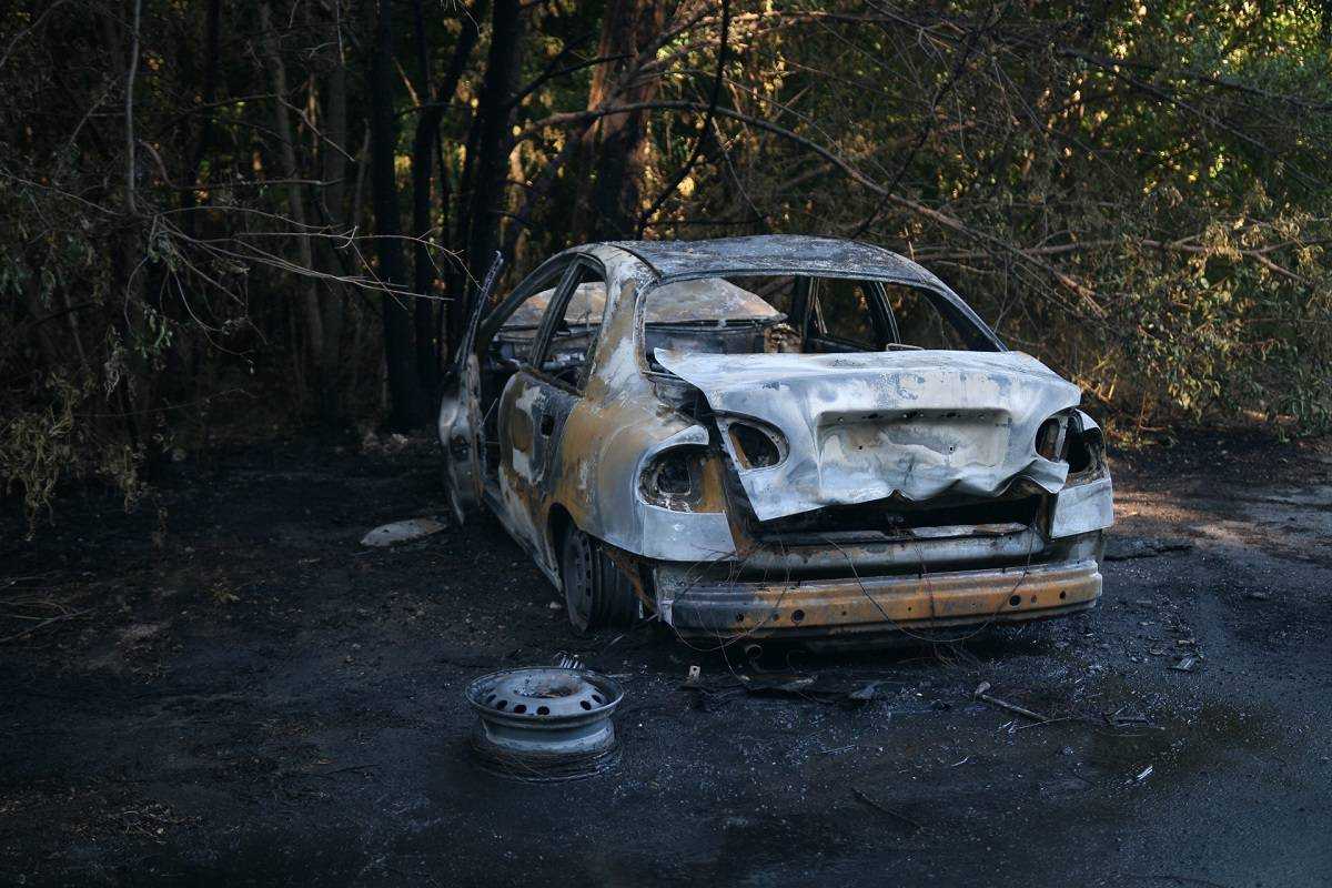 Под Днепром Lanos «убегал» от полиции, врезался в дерево и загорелся. Видео