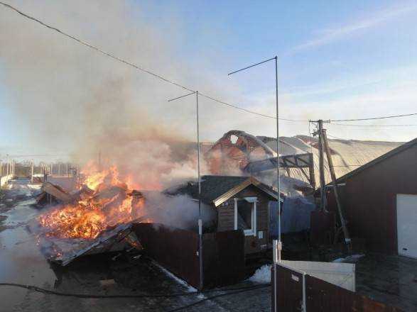 Під Києвом сталася масштабна пожежа на пилорамі