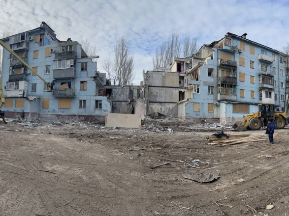 В Запорожье проводят обследование дома, в который попала российская ракета