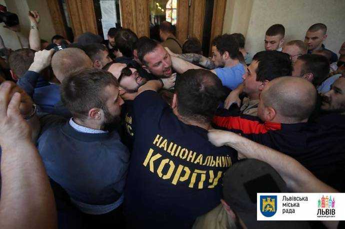 В ратушу Львова ворвались неизвестные, произошла драка - горсовет