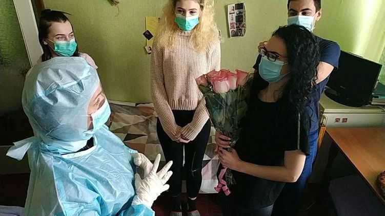 Скалецкая в медицинском "скафандре" на фото с дня рождения в Новых Санжарах