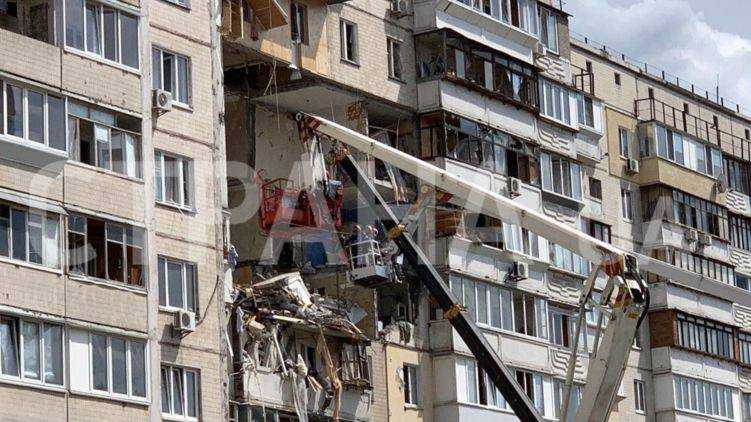 Под завалами многоэтажки на Позняках могут находиться еще два человека