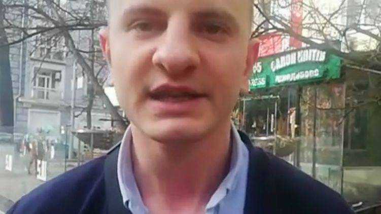 Лидер ультраправой C14 Карась поцеловал смартфон "слуги народа" и удивился почему он такой дешевый