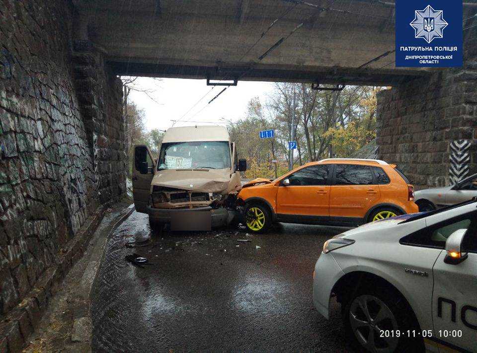 В Днепре маршрутка с пассажирами попала в ДТП