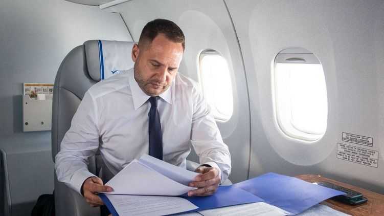 Резников, Ткаченко, Таран и Ермак полетели в Париж обсуждать урегулирование ситуации на Донбассе