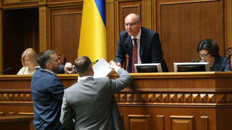 Рада планирует рассмотреть отставку Кабмина на этой неделе