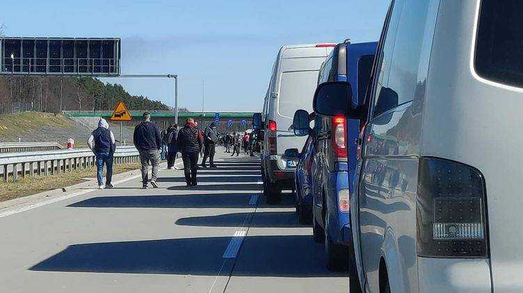 Заробитчане едут домой. На западной границе - огромные очереди. Люди блокировали кордон и с украинской стороны