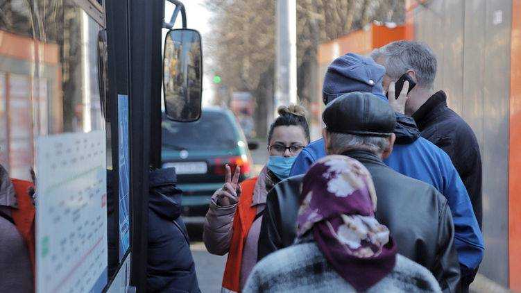 Из-за ужесточения карантина в Одессе пассажиры бьют стекла в транспорте и даже угрожают ножом водителям