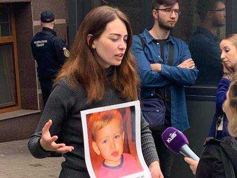 Украинке отдали сына, которого удерживали в посольстве Дании
