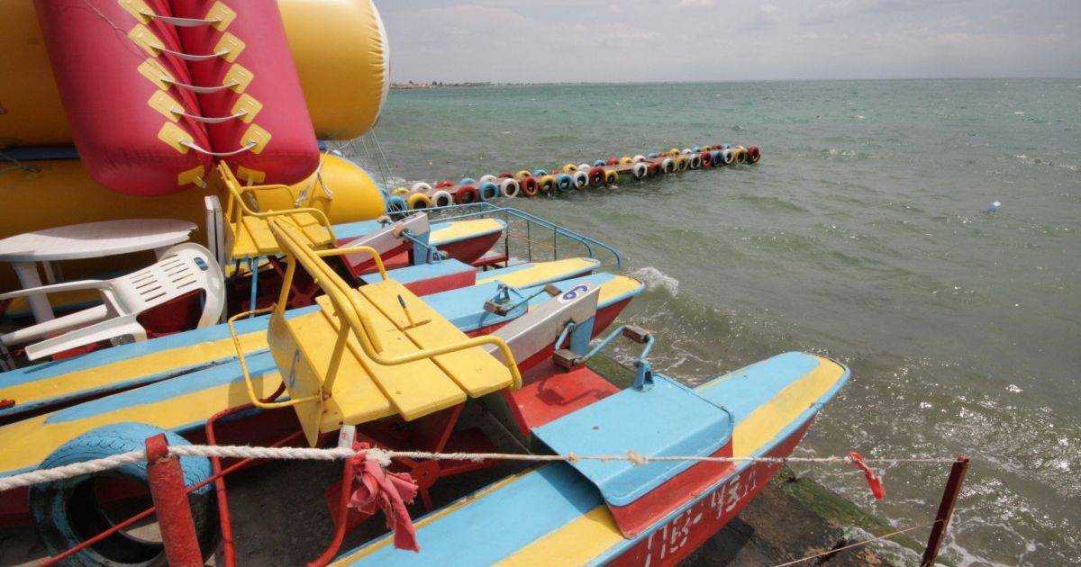 Загинув у мами на очах: у Генічеську 20-річний хлопець стрибнув у воду з катамарана і зламав шию