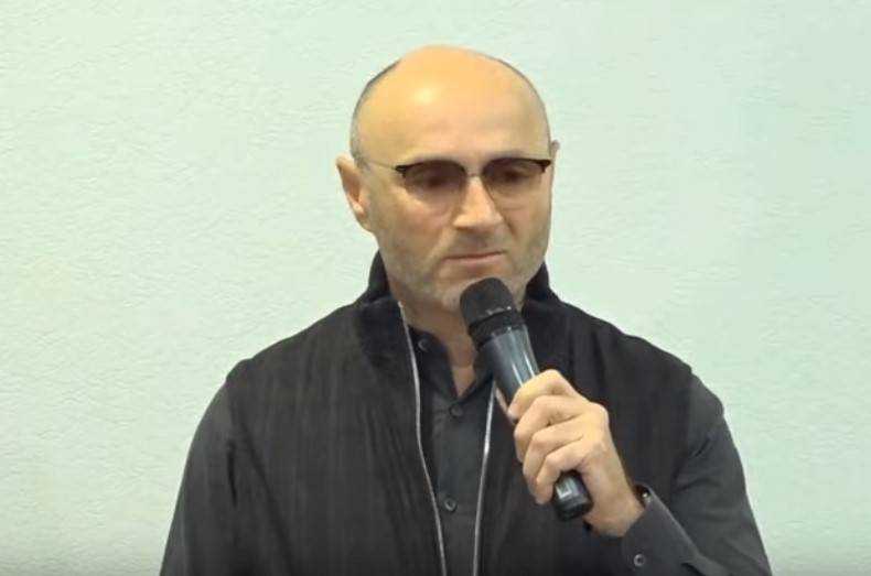 Глава МАУ заплакал на брифинге из-за крушения самолета