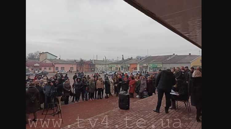 На трассе под Тернополем жители блокируют дороги, чтобы не пустить эвакуированных из Китая