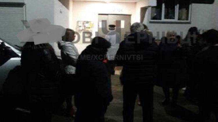 В Черновцах протесты: местные жители требуют изолировать жену первого заболевшего коронавирусом украинца.