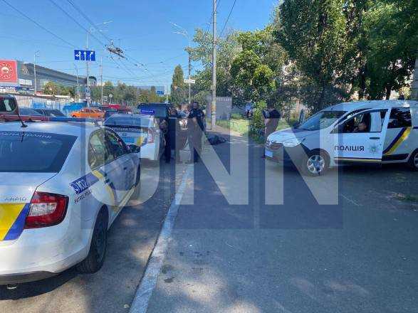 Йшов, а потім раптово впав: у Києві посеред вулиці помер чоловік