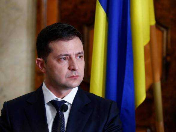 Зеленский призвал запретить массовые мероприятия, обряды и церемонии