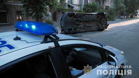 В Херсоне перевернулся микроавтобус с бюллетенями
