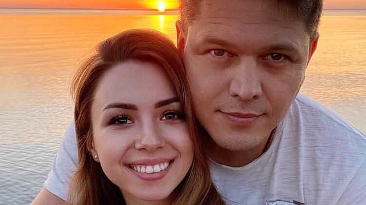 Глава Госмиграционной службы завел роман с "девочкой с собакой из Уханя" Анастасией Зинченко