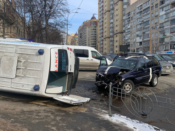 В Киеве перевернулась "скорая", перевозившая младенца в больницу